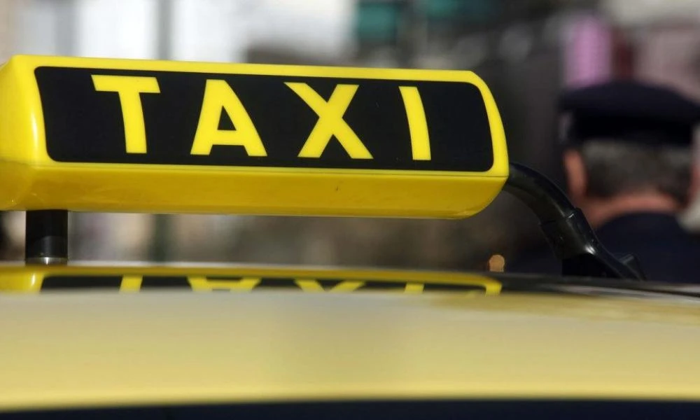 Θεσσαλονίκη: Ταξιτζής γράφει ποιήματα ενώ περιμένει πελάτες